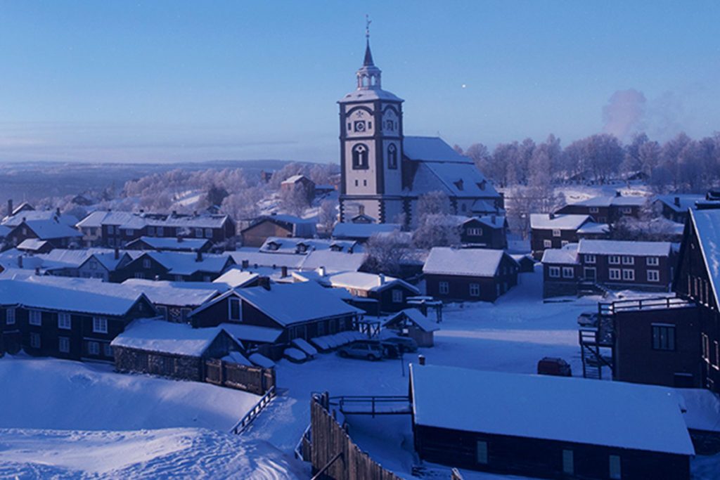 landkapsbilde av røos med røros kirka og noen hus i forgrunnen. Revisorkonsult har kontor på røros