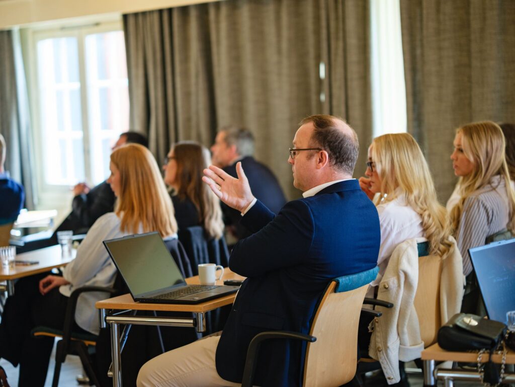 Ansatte i Revisorkonsult følger med på en presentasjon under fagsamlingen på Røros