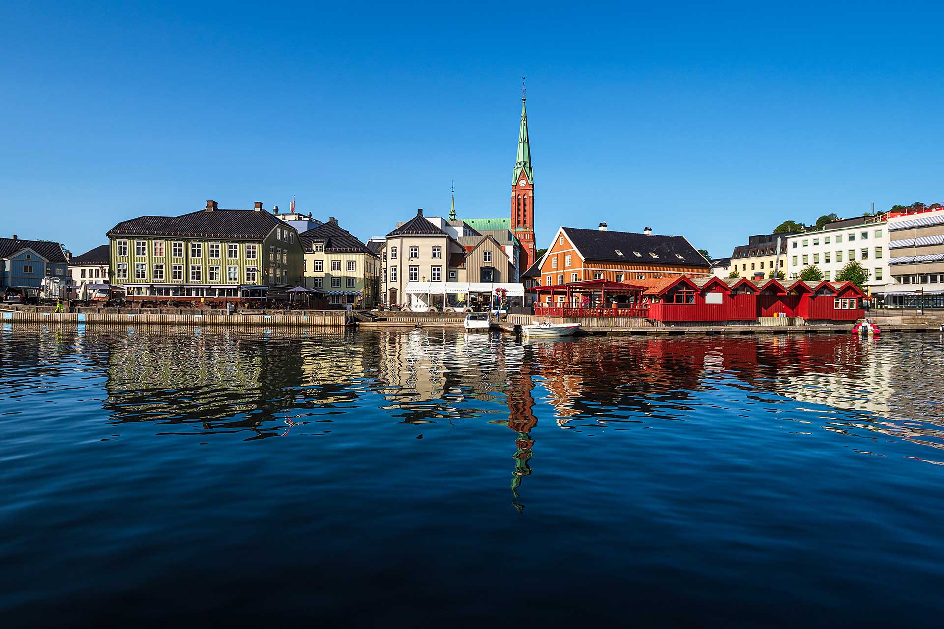Arendal sentrum med kirketårn og bebyggelse med utsikt fra vannet, Revisorkonsult i Arendal