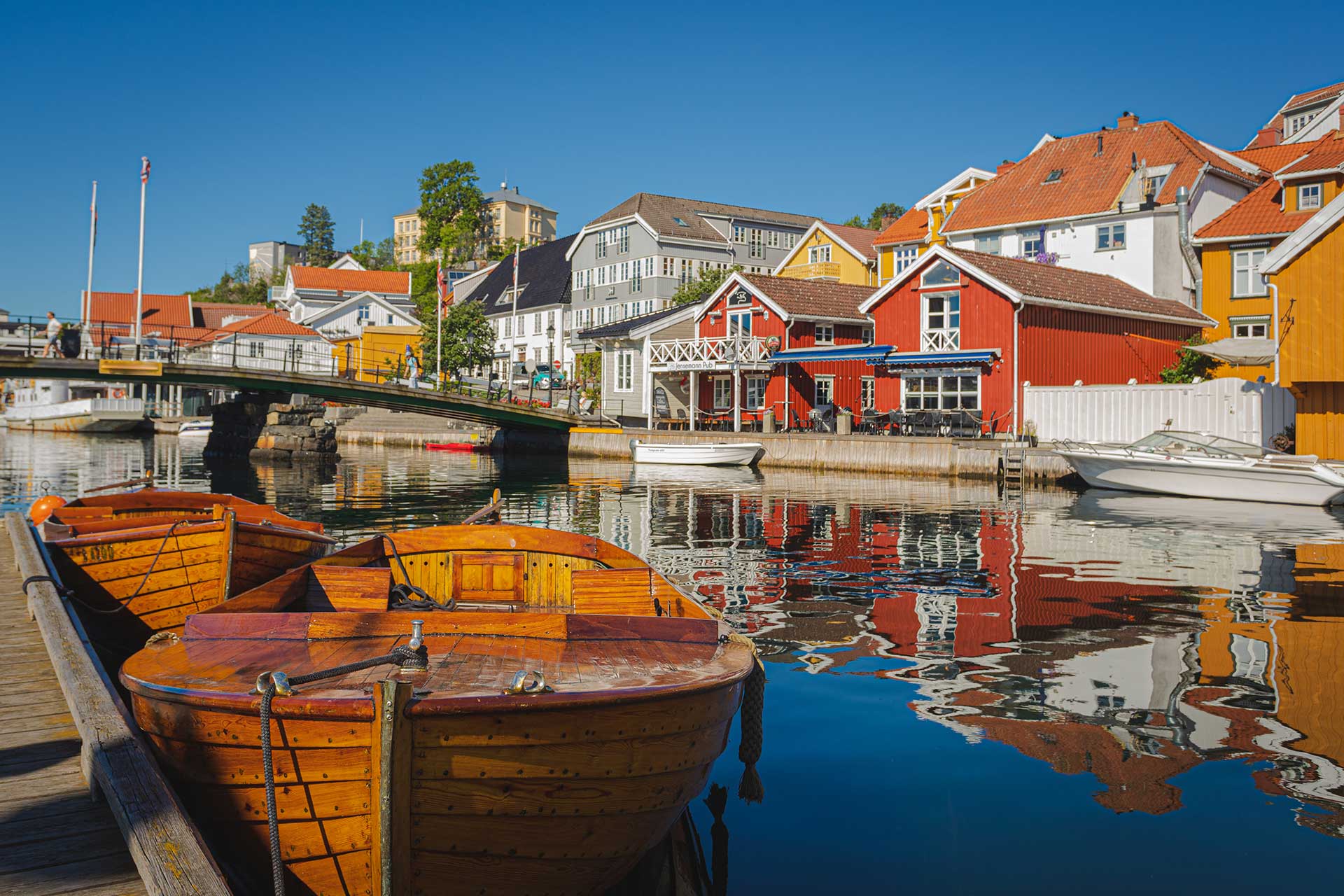 Kragerø by med bebyggelse langs sjøen med båt i front, Revisorkonsult i Kragerø