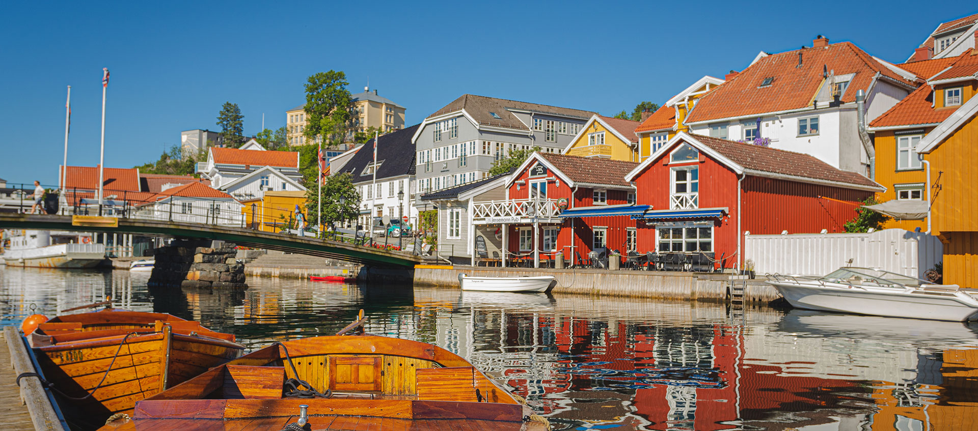 Kragerø by med bebyggelse langs sjøen, Revisorkonsult i Kragerø