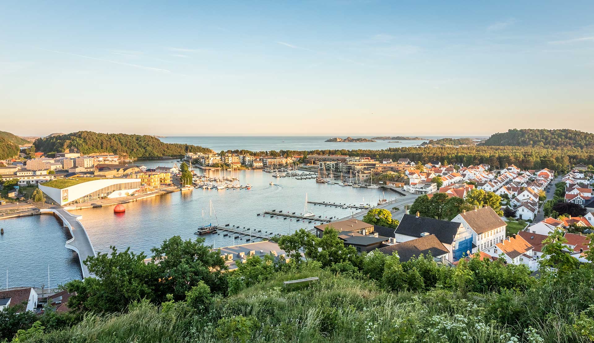 Oversikt over Mandal med by, broen og havnen, Revisorkonsult i Mandal