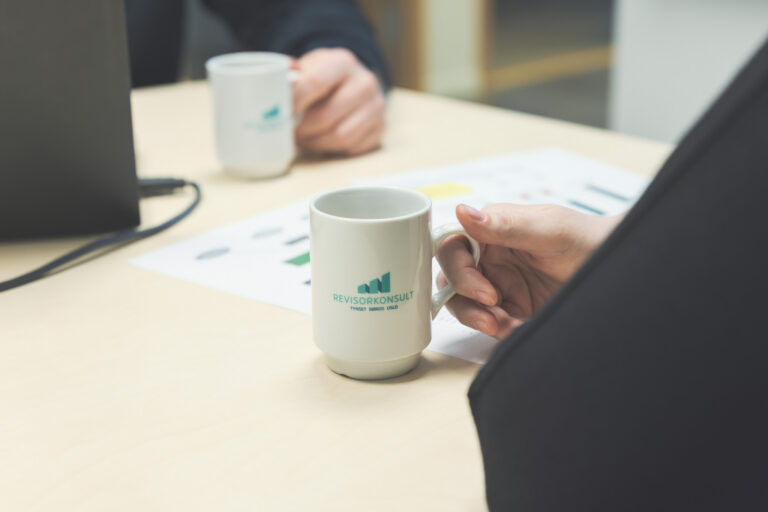 Kaffekopp på kontor hos Revisorkonsult