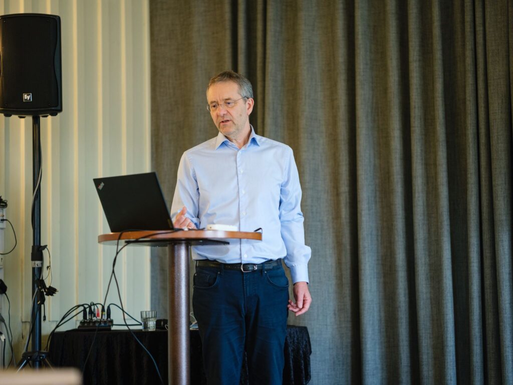 Foredragsholder presenterer for ansatte i Revisorkonsult under fagsamlingen på Røros