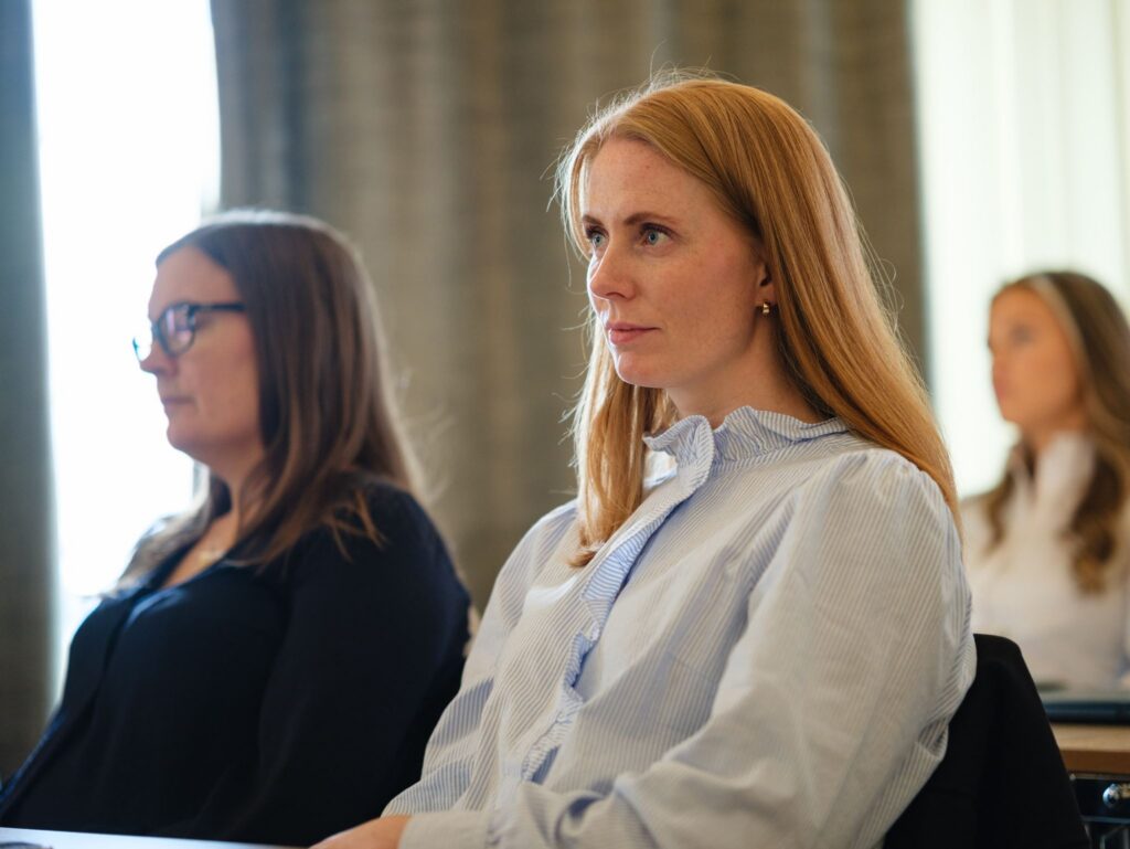 To ansatte i Revisorkonsult følger med under et foredrag på fagsamlingen